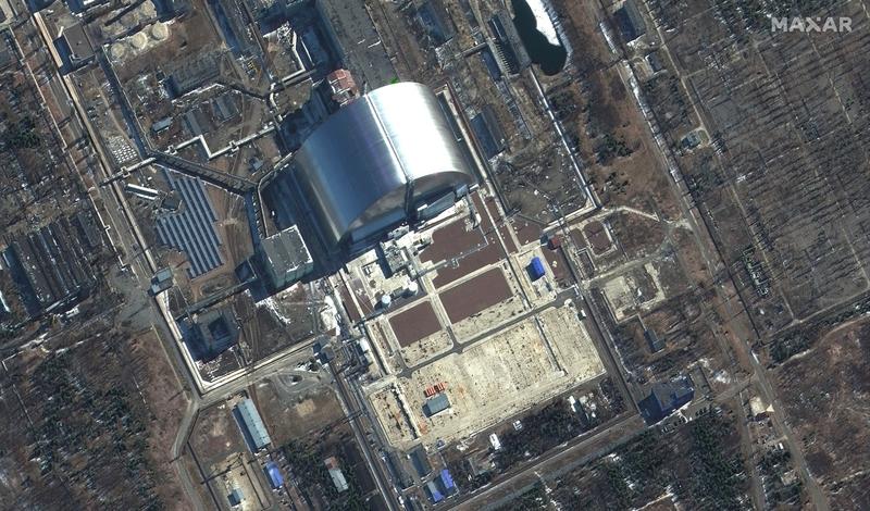 Centrala de la Cernobîl și sarcofagul peste reactorul explodat