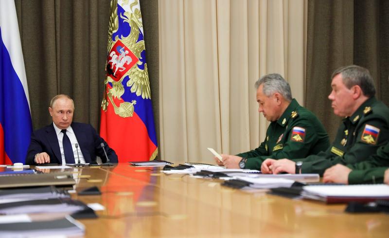 Vladimir Putin alaturi de Serghei Soigu si Valeri Gherasimov