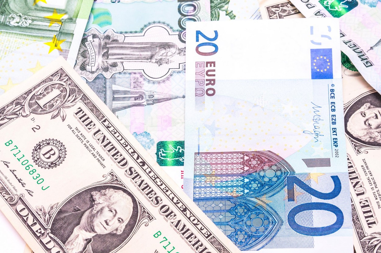 Rubla crește față de dolar și euro, pe măsură ce se profilează un posibil default al Rusiei