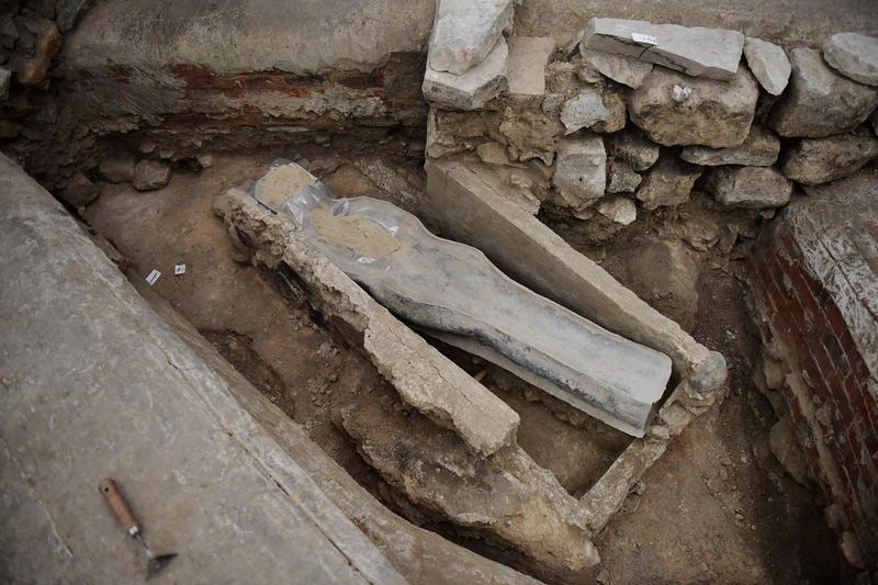 Sarcofag de plumb descoperit la Catedrala Notre-Dame