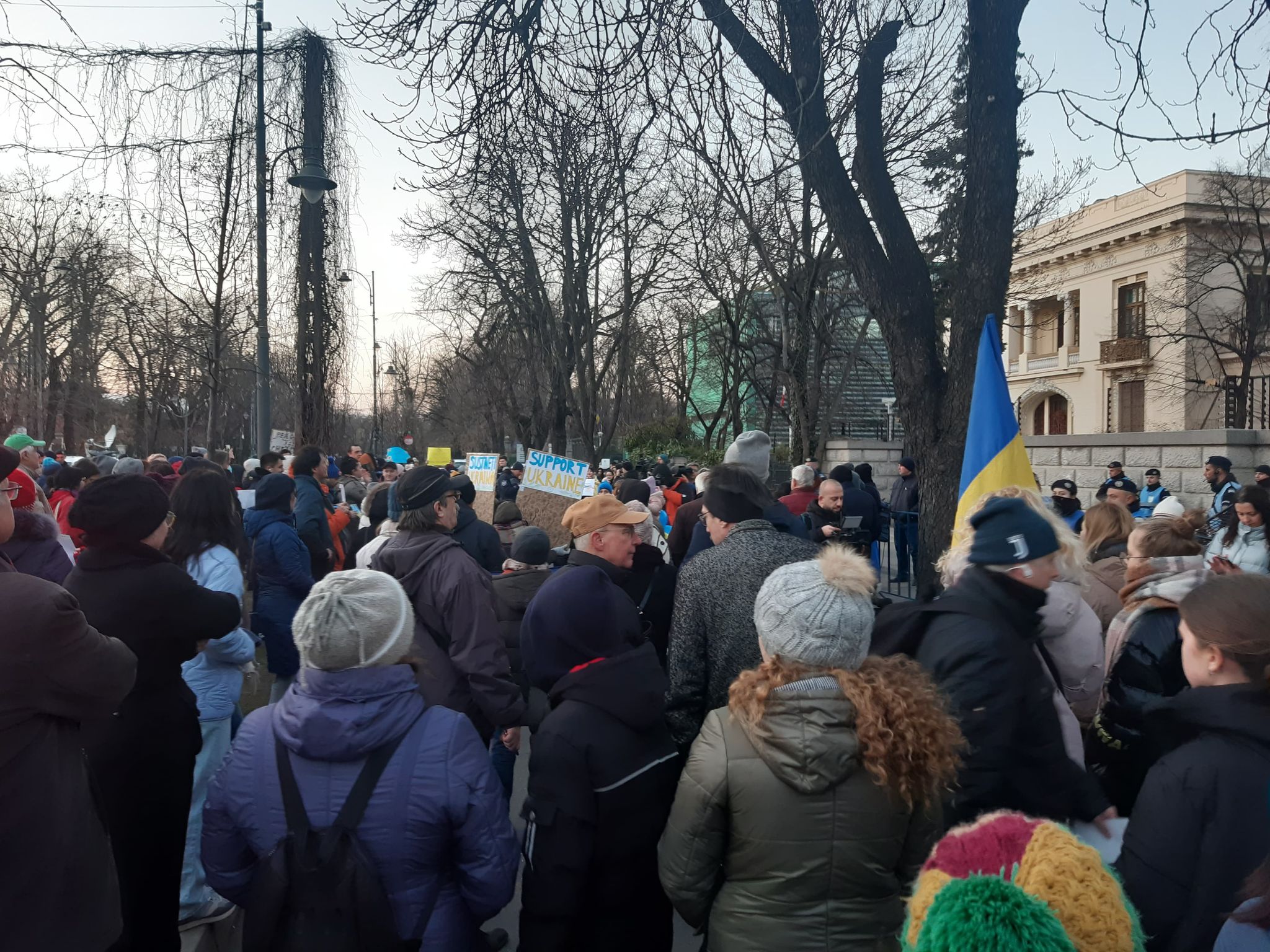 ignorance Interpretive puff Sute de persoane au protestat în fața Ambasadei Rusiei din București -  Stiri.md