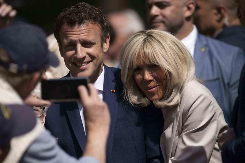 Emmanuel și Brigitte Macron, baie de mulțime la Touquet