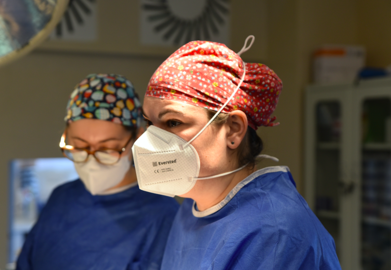 Dr. Alexandra Trăilă în sala de operații