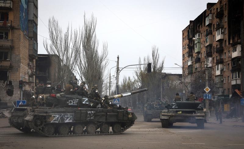 Tancuri rusești pe străzile din Mariupol