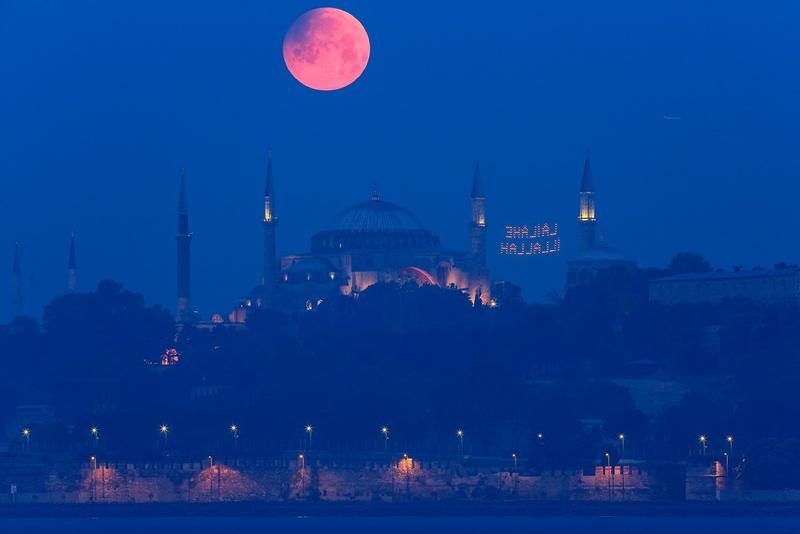 Luna sangerie vazuta din Turcia