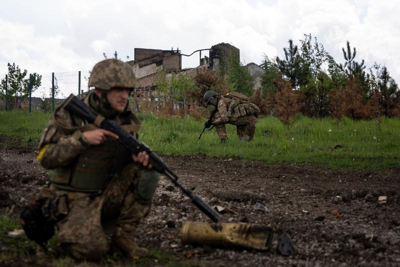 Soldati ucraineni in timpul luptelor din Ucraina, in apropiere de Harkov
