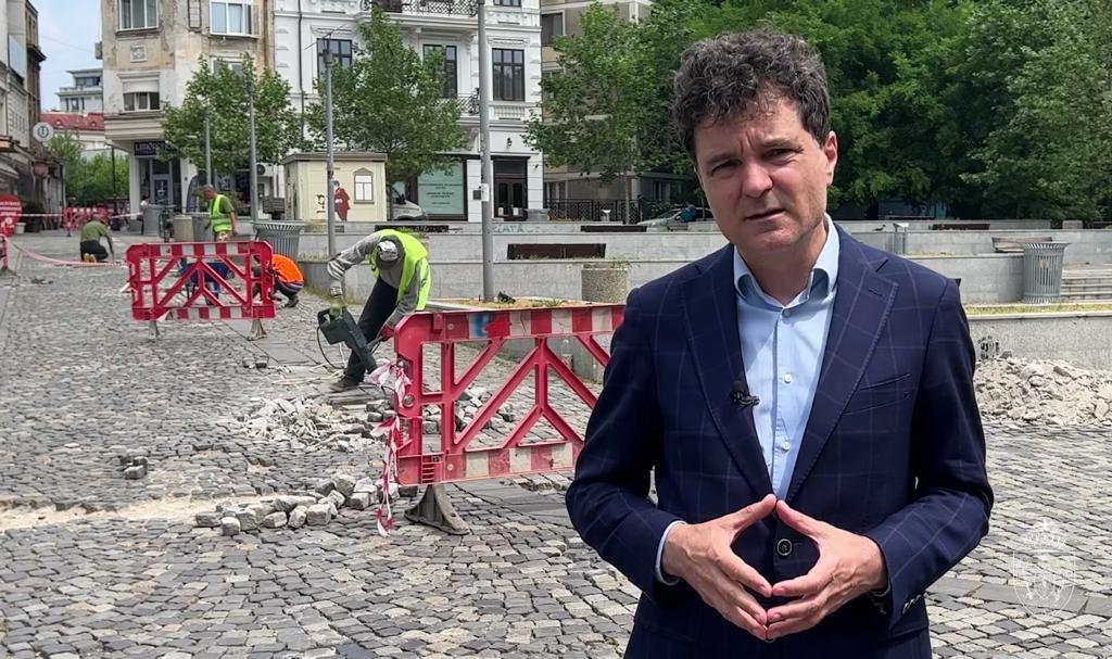 VIDEO Cu muncitorii în spatele lui, Nicușor Dan anunță că au început reparațiile în Centrul Vechi / Cât vor dura lucrările