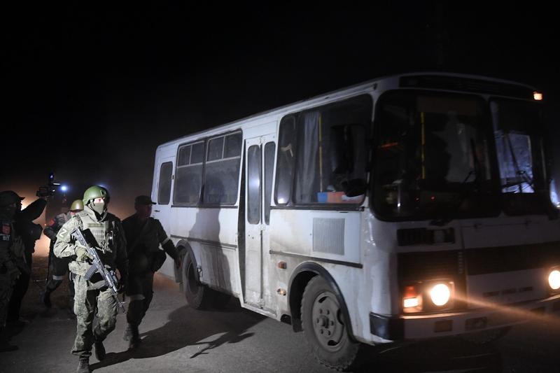 Soldați ucraineni răniți, evacuați din Azovstal. Autobuzele sunt escortate de trupele pro-ruse din autoproclamata Republică Populară Doneţk