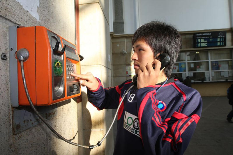 Takayuki Seto în 2009, la un telefon public în Ploiești