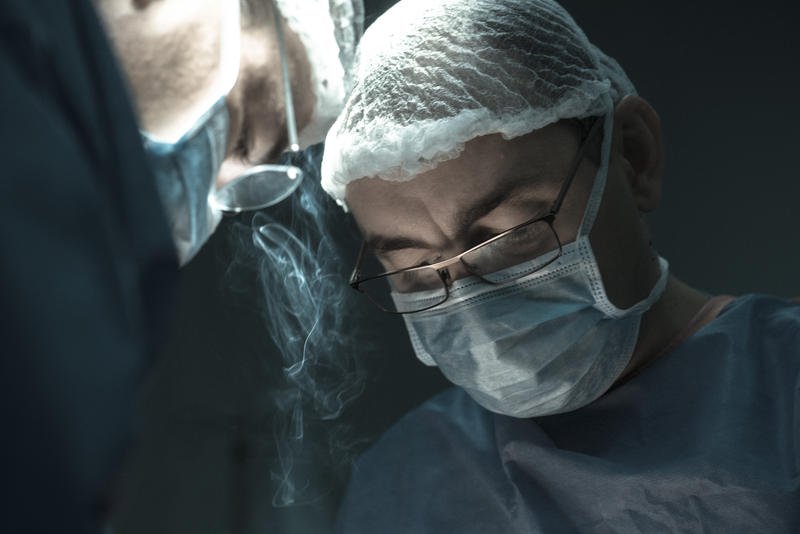 Dr. Mircea Lica in sala de operatii
