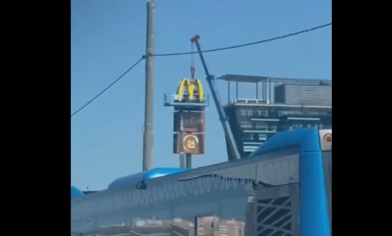 Logo al McDonald's demontat in Rusia
