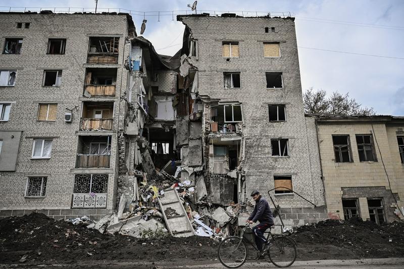 Bloc lovit de bombardamente în Bahmut, Ucraina