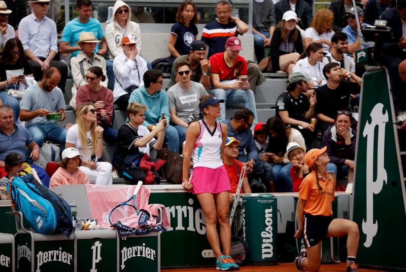 Irina Begu a scapat doar cu un avertisment dupa ce a lovit un copil cu racheta la Roland Garros
