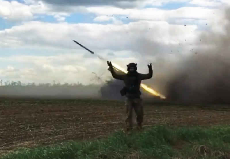 Soldatul ucrainean „dirijeaza” rachetele pe un fundal sonor