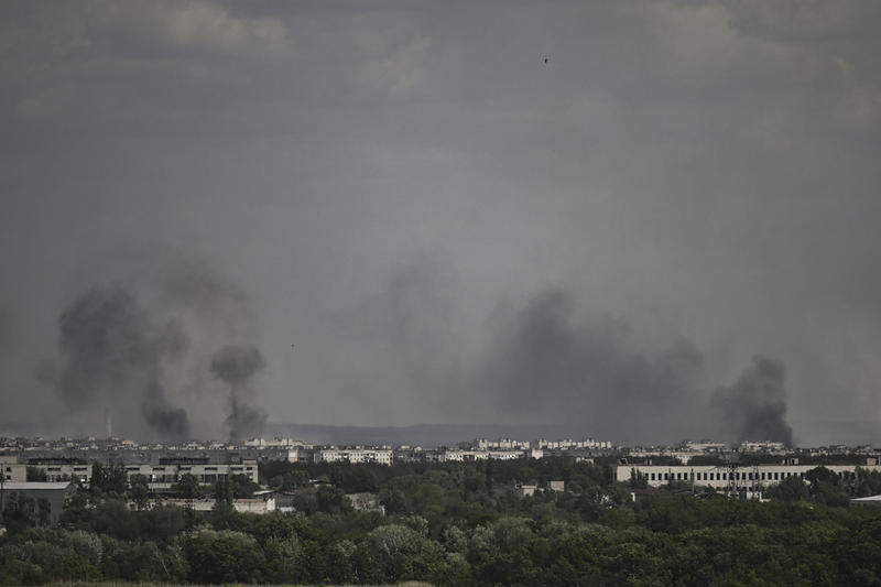 fum asuprea orașului Sievierodonetsk ca urmare a bombardamentelor ruse