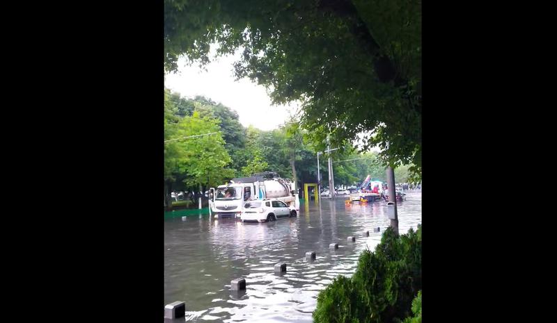 Bulevardul Tineretului a fost inundat în timpul furtunii