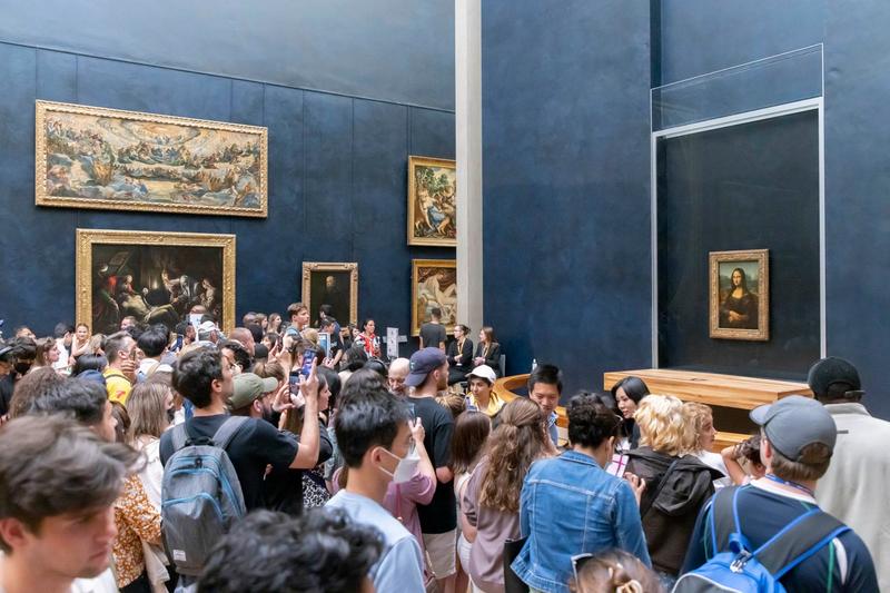 Mona Lisa expusa la Muzeul Luvru din Paris