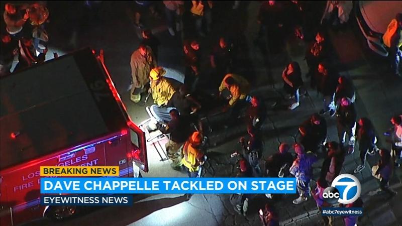 Barbatul care l-a atacat pe Dave Chappelle a fost scos cu ambulanta din sala de spectacole