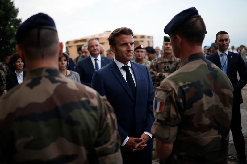 Emmanuel Macron îi vizitează pe soldații francezi de la baza Mihail Kogălniceanu din România