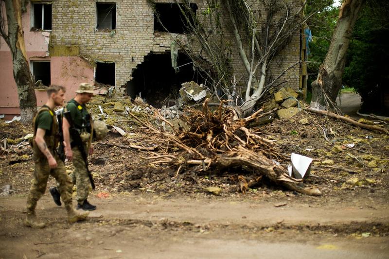 Soldați ucraineni lângă o clădire distrusă de bombardamente la Bahmut