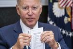 Președintele american Joe Biden cu biletul pe care avea scris indicațiile