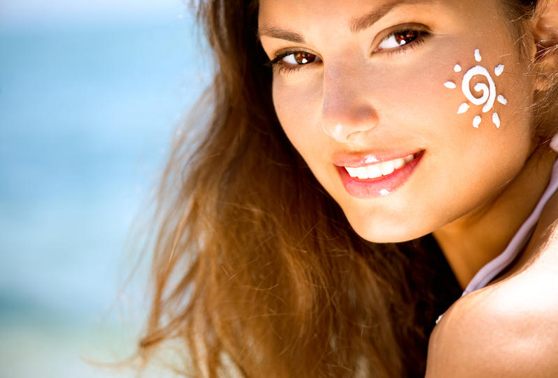 Dermatologii ne recomandă să folosim cremă de protecție solară indiferent de locul unde ne expunem la soare