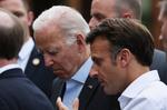 Președintele francez Emmanuel Macron poartă o discuție cu președintele american Joe Biden, la summitul G7