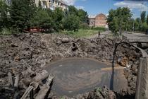 Un crater uriaș provocat de un atac cu rachete rusești în centrul orașului Bakhmut din regiunea Donețk