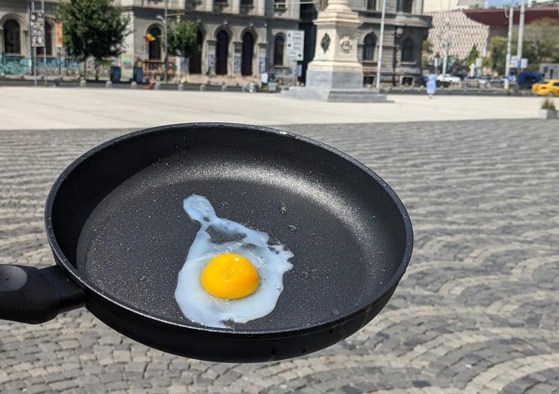 Ou gătit la soare în Piața Universității