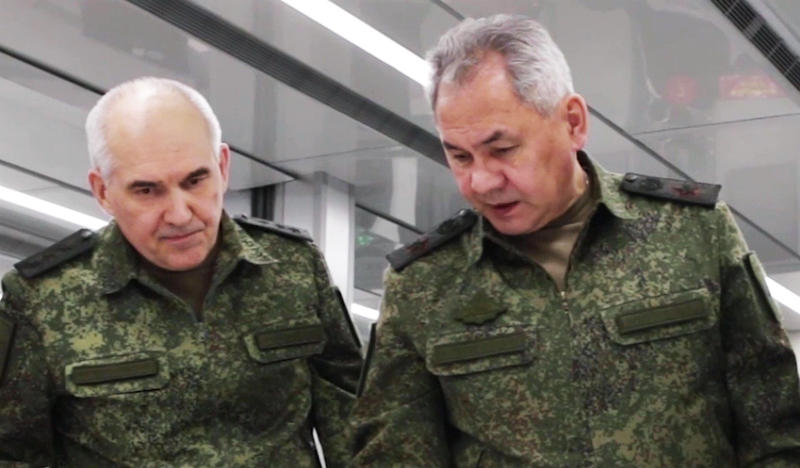 Serghei Soigu intr-o vizita la comandantii de pe front