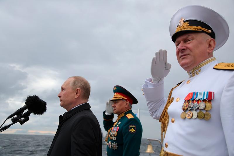 Președintele rus Vladimir Putin, ministrul rus al apărării Serghei Șoigu și comandantul-șef al marinei ruse, amiralul Nikolai Evmenov