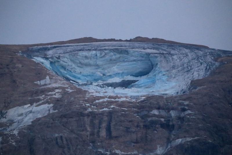 Un ghețar care s-a prăbușit a provocat o avalană în Alpii Italieni