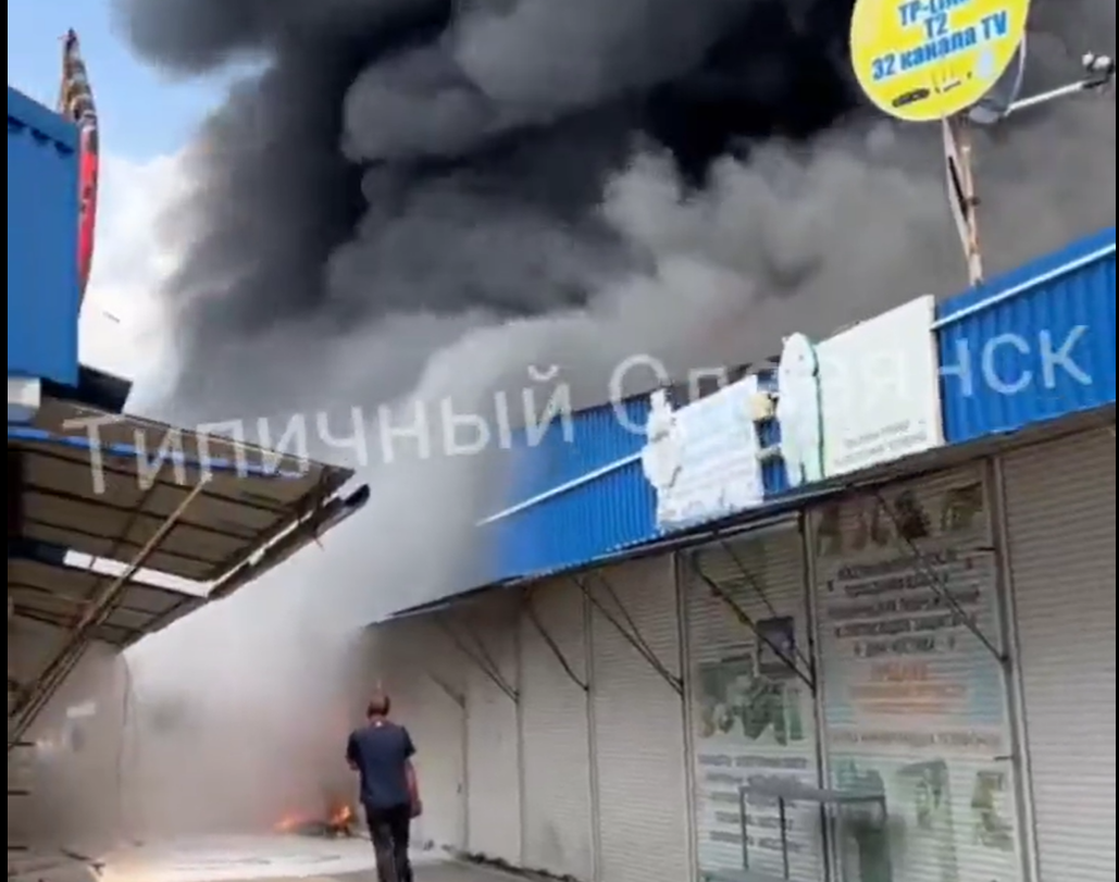 VIDEO ​O piață din Slaviasnk a fost bombardată de ruși, în timp ce orașul a devenit acum ținta centrală pentru Moscova / Cel puțin o persoană a murit