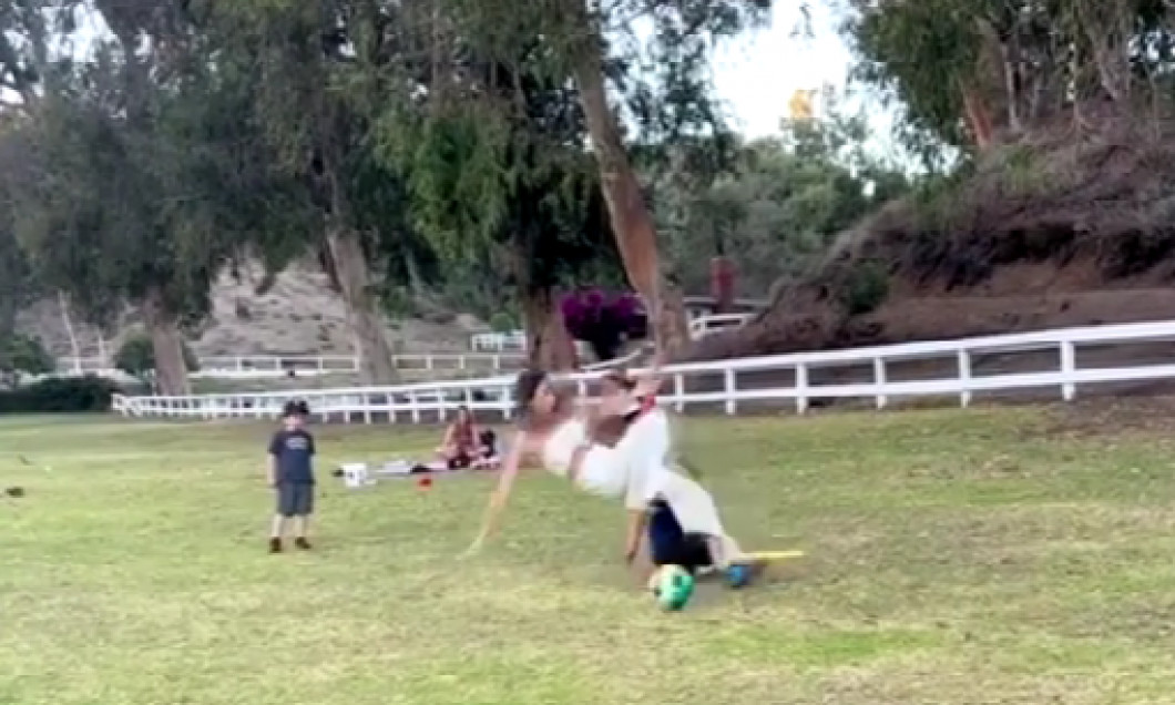 DigiSport: A ieșit în parc să se joace cu un copil cu mingea, dar a ajuns virală pe internet. Reacția femeii spune totul