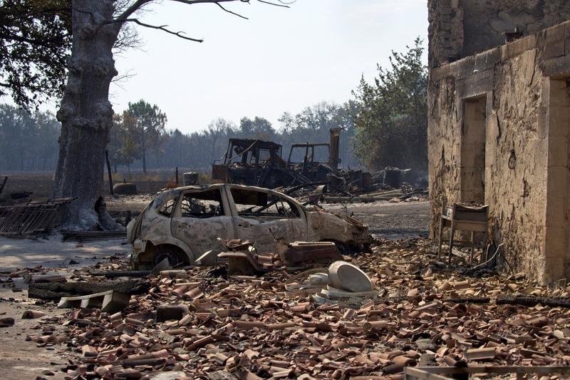 Case şi maşini distruse de un incendiu izbnucnit în sud-vestul Franţei