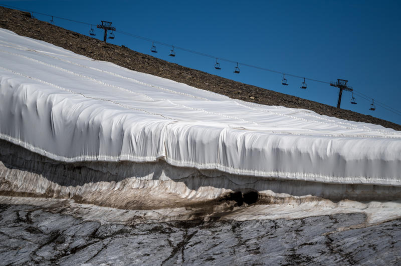 Pături care acoperă zăpada din ultimul sezon de iarnă pentru a preveni topirea acesteia lângă telescaunul Glacier 3000, pe ghețarul Tsanfleuron, Elveția