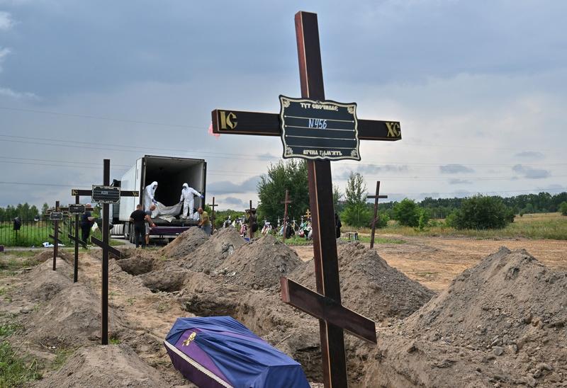 Război în Ucraina: Civili neidentificați, înmormântați într-un cimitir din Bucha, regiunea Kiev
