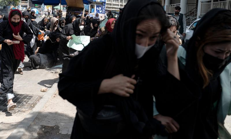 Protest al femeilor, dispersat cu puștile de talibani
