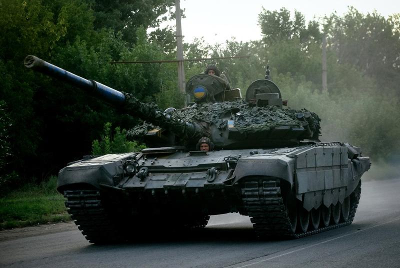 Război în Ucraina: Tanc cu soldați ucraineni, pe un drum în regiunea Donețk