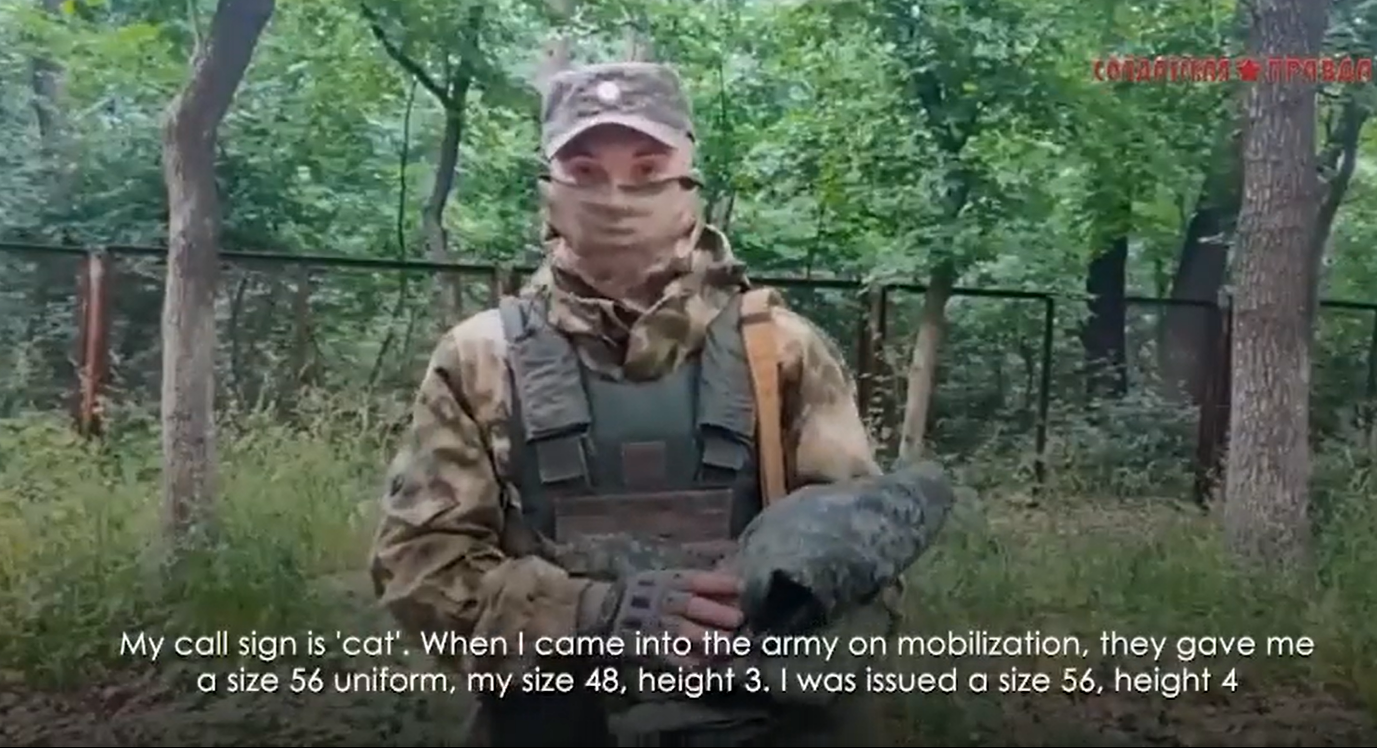 VIDEO Cum arată „uniformele” soldaților din Donețk care luptă de partea rușilor. Bocanci de numere diferite și uniforme cu 8 numere mai mari