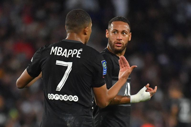 Neymar și Mbappé in timpul unui meci