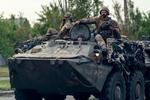 Militari ucraineni pe un transportor blindat - Război în Ucraina