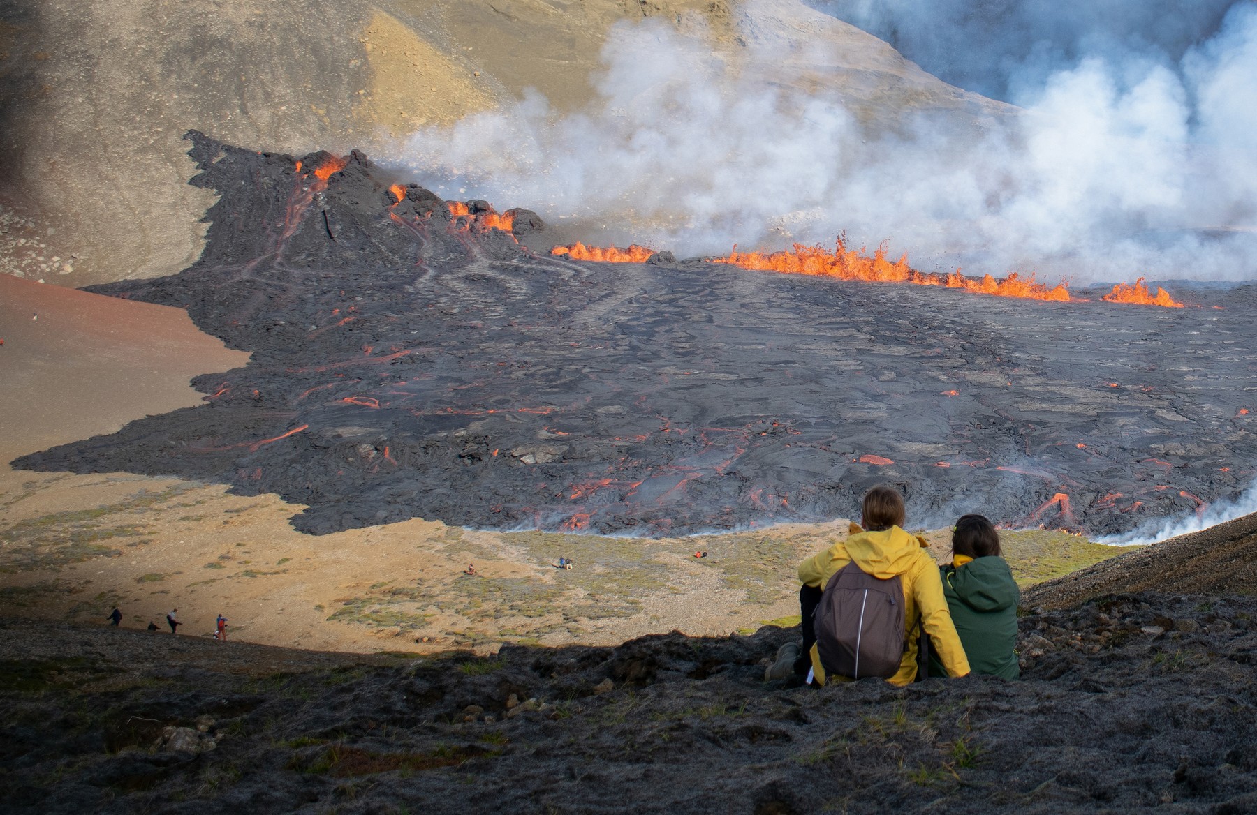 FOTO Noua Erup Ie Vulcanic Din Islanda Atrac Ie Turistic Pentru Mii   Image 2022 08 4 25717171 0 Oamenii Privesc Lava Care Curge Locul Unde Erupt Recent Vulcanul 