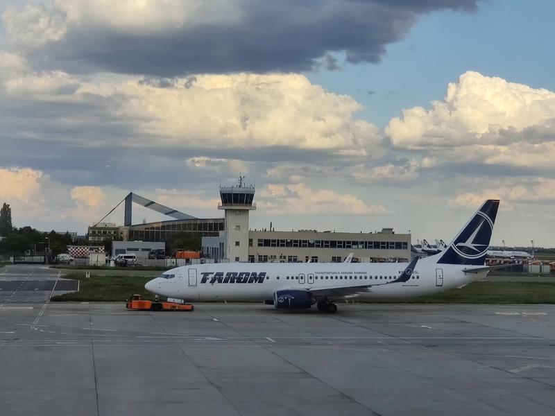 Avion Tarom pe aeroportul Otopeni