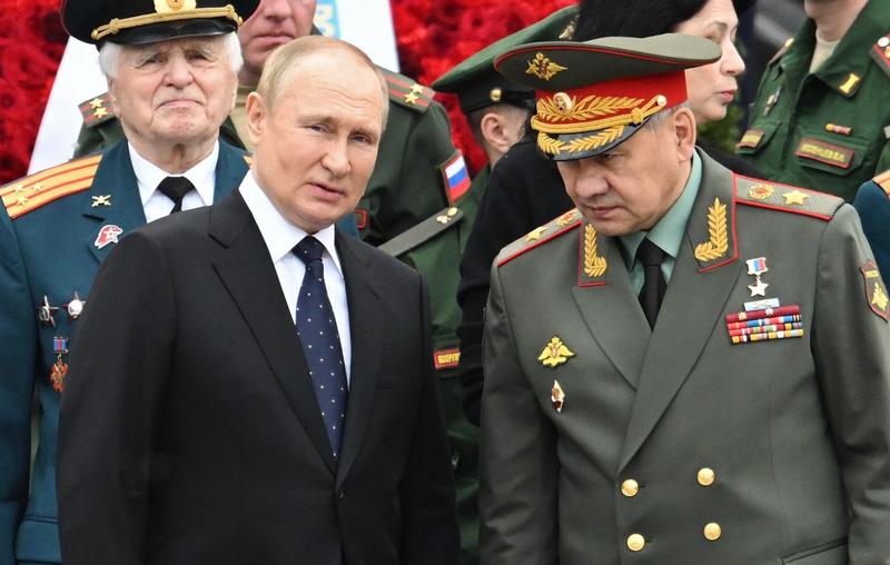 Vladimir Putin alaturi de ministrul sau al Apararii, Serghei Soigu