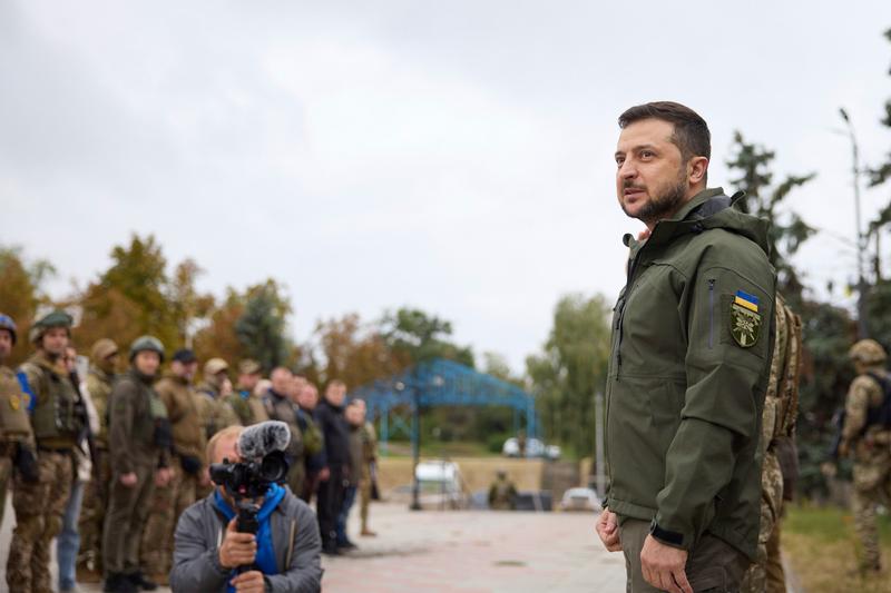 Volodimir Zelenski alaturi de soldati ucraineni