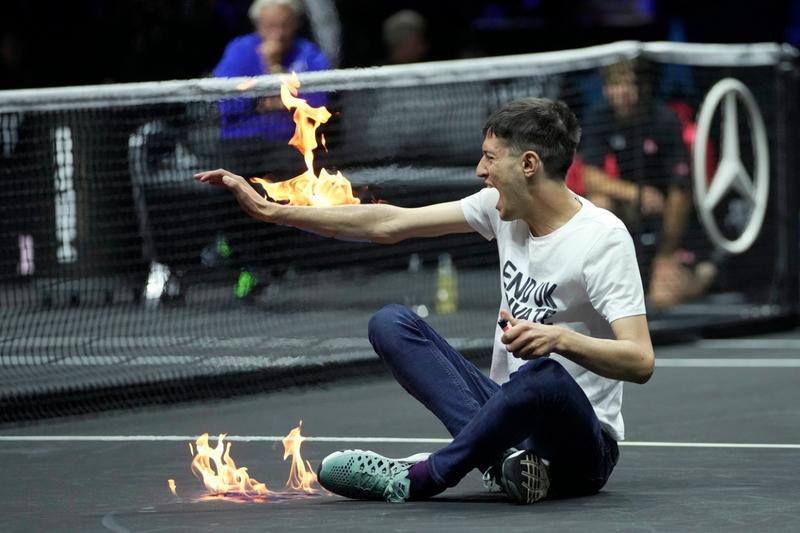 Un protestatar si-a dat foc pe teren la Laver Cup 2022