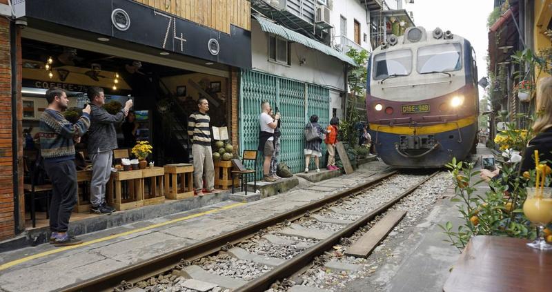 Tren pe o strada faimoasa din Hanoi, Vietnam