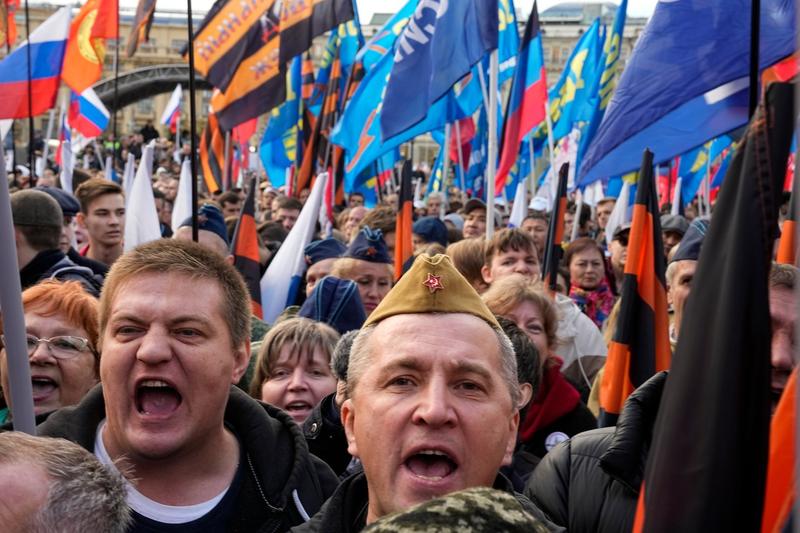 Ruși la o manifestație ținută lângă Kremlin în sprijinul anexării teritoriilor ocupate în Ucraina