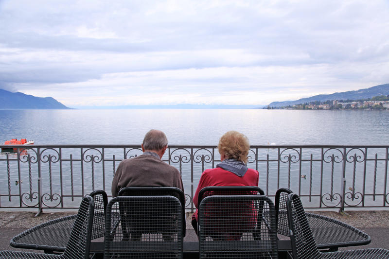 Pensionari pe malul lacului Geneva din Elveția